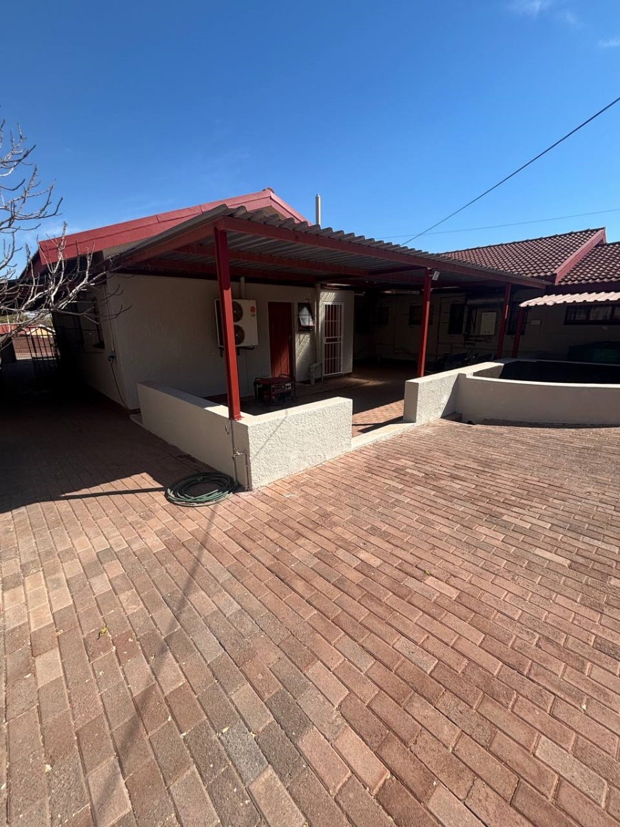 4 Bedroom Property for Sale in Postmasburg Northern Cape